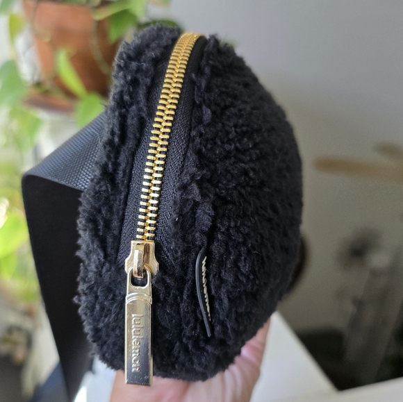Lululemon Athletica Everywhere Black Sherpa Belt Bag - Picture 11 of 16